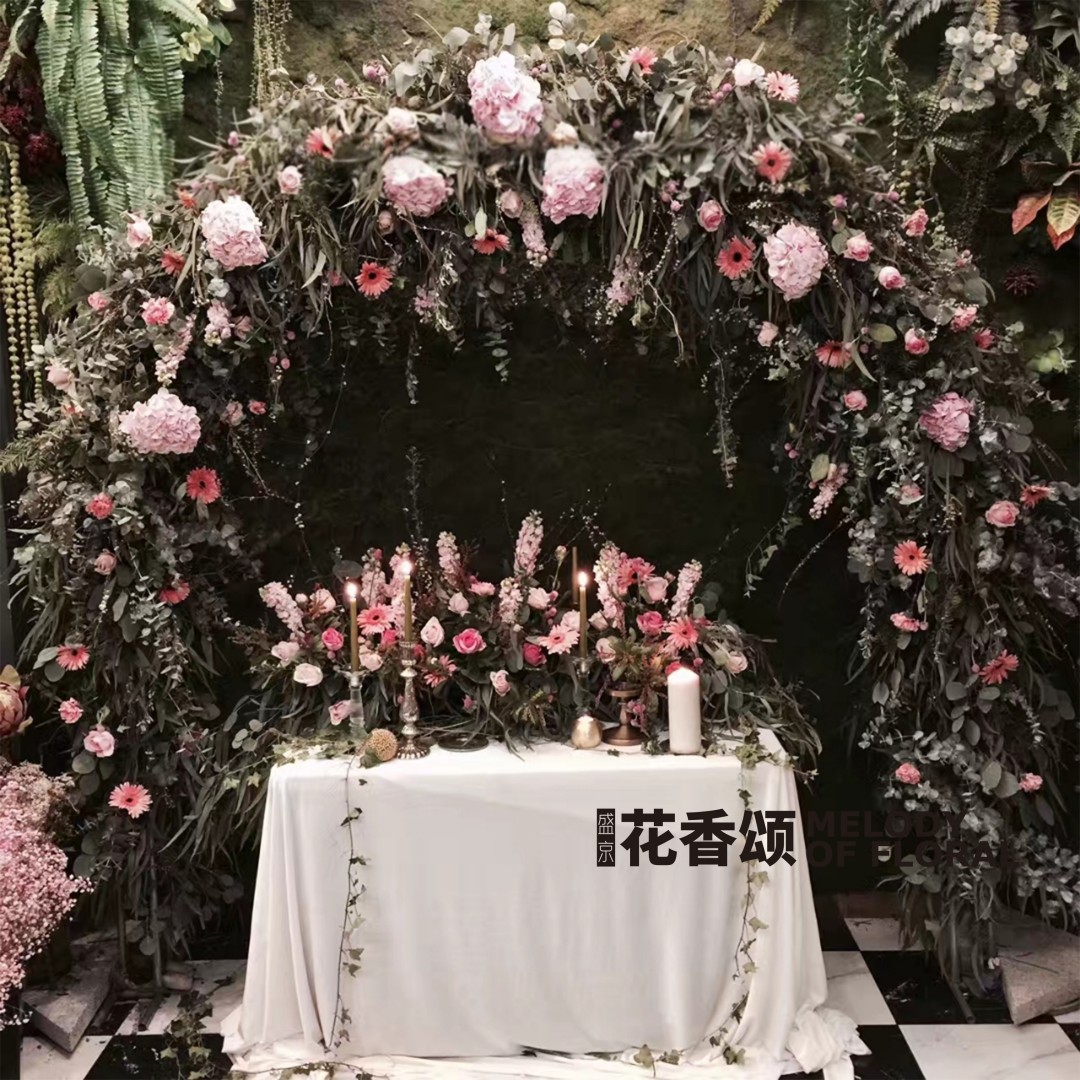 粉色花门花艺甜品台